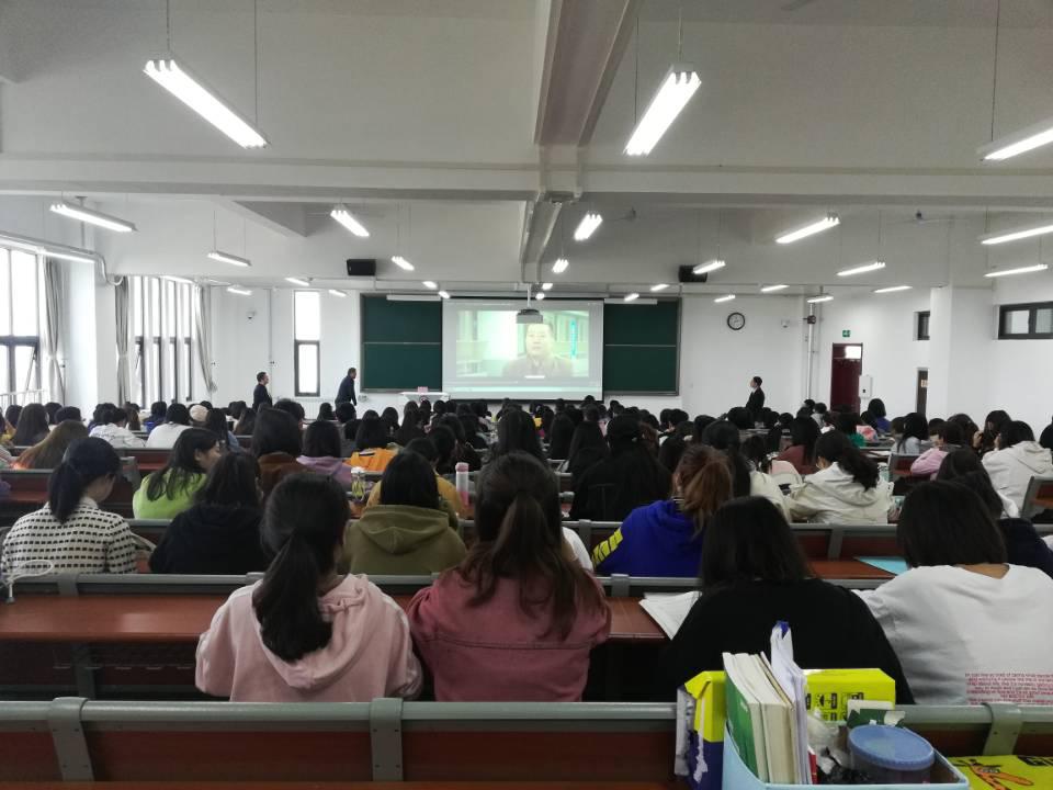 寇老师回顾教学历程 伟德bv官网学生认真观摩