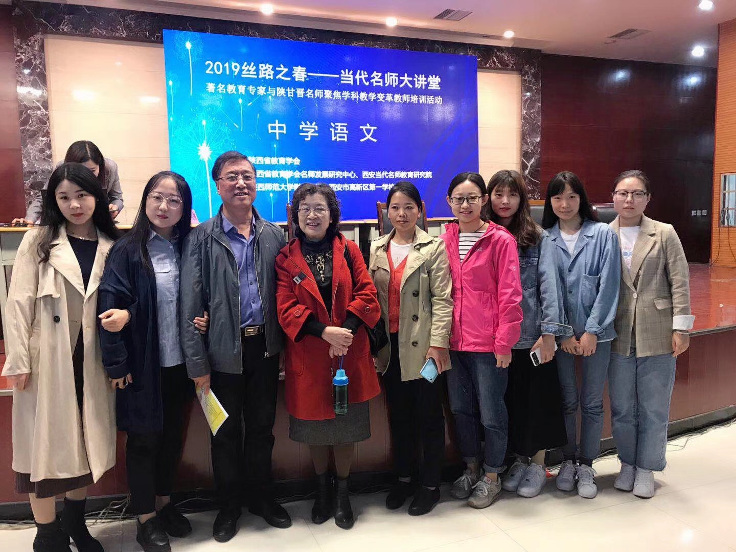 伟德bv官网师生与名师合影