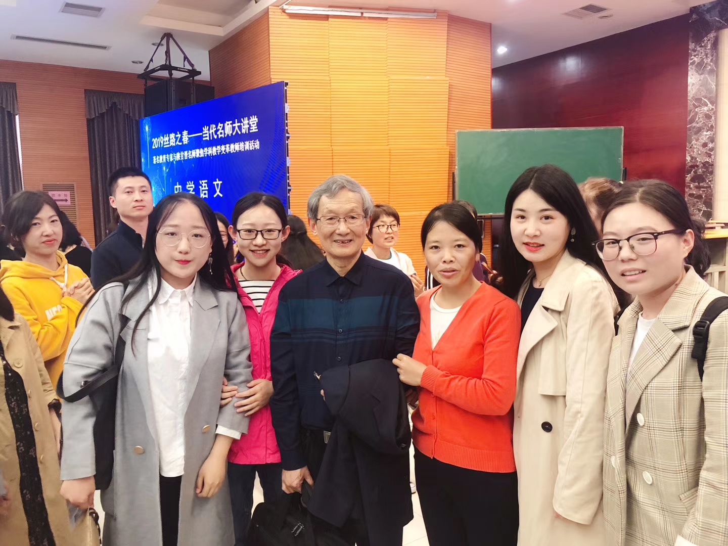 伟德bv官网师生与名师合影
