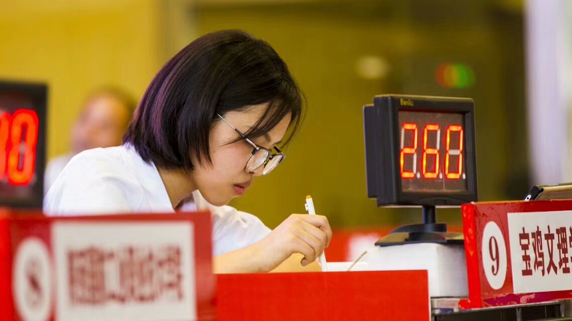 伟德bv官网学生正在答题