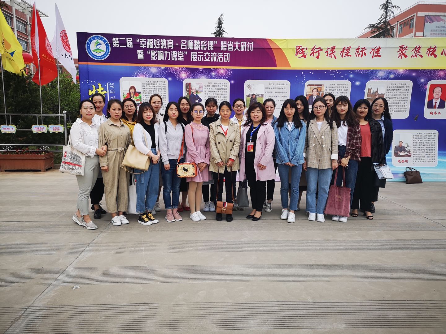 伟德bv官网师生与兼职导师、省教学名师司惠霞老师合影留念