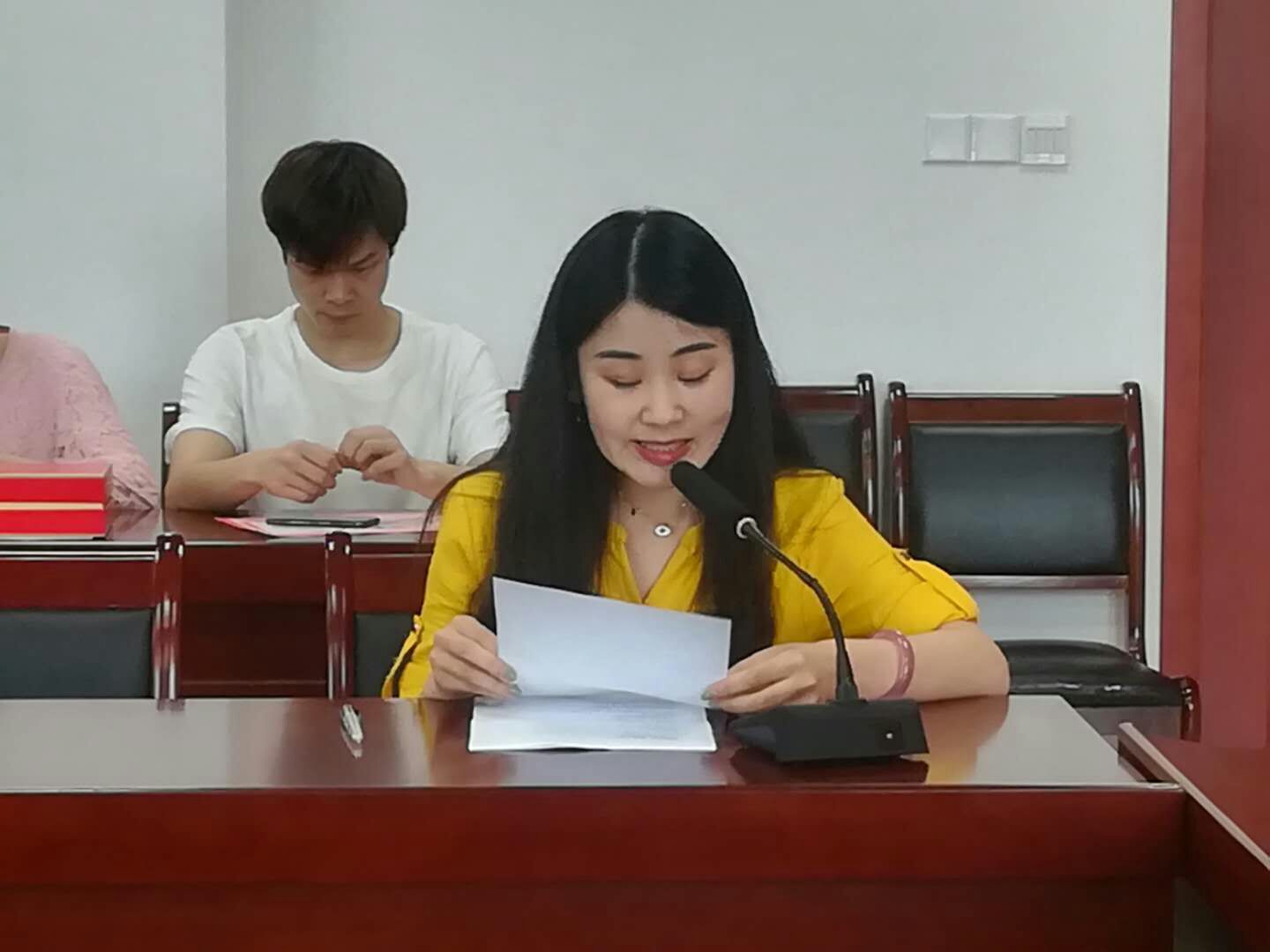 2018级研究生李佰嵘代表学院宣读颁奖词