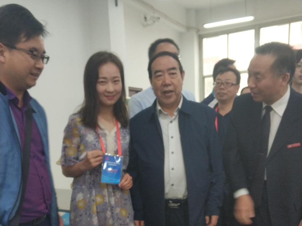 伟德bv官网研究生与贾平凹老师合影