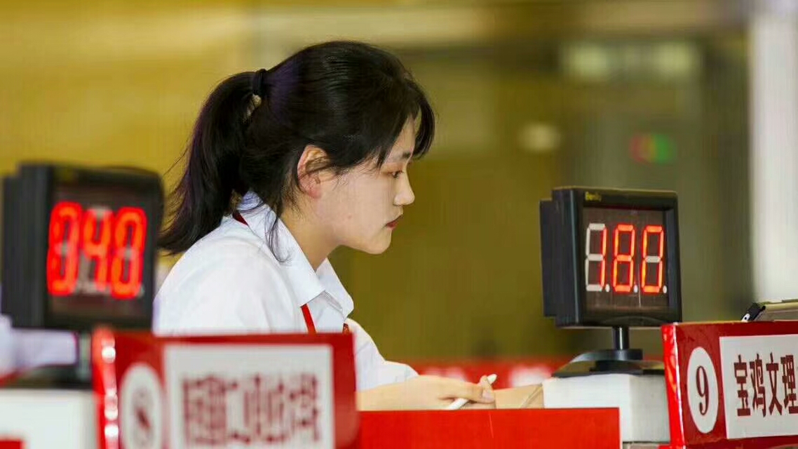 伟德bv官网学生正在答题